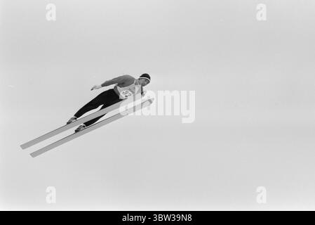 Aktuell 12 - 1 - 1970: Ausländertag. Holmenkollens spezielles Skisprungrennen war das große Finale der diesjährigen internationalen Skisaison. Der beste Norweger, Bjørn Wirkola, kam auf Rang sieben. Dann belegten wir den 10., 12. Und 14. Platz. Es war nicht gut genug. Wirkola nimmt sich einen Moment Zeit, um in diesem artikel nach Kollen nachzudenken. Er ist der Meinung, dass aktive und Leiter ein wenig Diskussion in der Kammer führen sollten.Foto: Ivar Aaserud / aktuell / NTB ***Foto ist nicht bildverarbeitet*** *Text wird automatisch übersetzt* Stockfoto