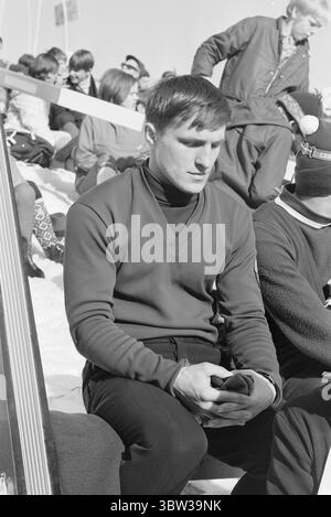 Aktuell 12 - 1 - 1970: Ausländertag. Holmenkollens spezielles Skisprungrennen war das große Finale der diesjährigen internationalen Skisaison. Der beste Norweger, Bjørn Wirkola, kam auf Rang sieben. Dann belegten wir den 10., 12. Und 14. Platz. Es war nicht gut genug. Wirkola nimmt sich einen Moment Zeit, um in diesem artikel nach Kollen nachzudenken. Er ist der Meinung, dass aktive und Leiter ein wenig Diskussion in der Kammer führen sollten.Foto: Ivar Aaserud / aktuell / NTB ***Foto ist nicht bildverarbeitet*** *Text wird automatisch übersetzt* Stockfoto