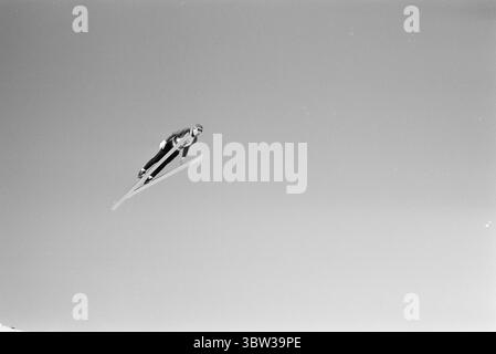 Aktuell 12 - 1 - 1970: Ausländertag. Holmenkollens spezielles Skisprungrennen war das große Finale der diesjährigen internationalen Skisaison. Der beste Norweger, Bjørn Wirkola, kam auf Rang sieben. Dann belegten wir den 10., 12. Und 14. Platz. Es war nicht gut genug. Wirkola nimmt sich einen Moment Zeit, um in diesem artikel nach Kollen nachzudenken. Er ist der Meinung, dass aktive und Leiter ein wenig Diskussion in der Kammer führen sollten.Foto: Ivar Aaserud / aktuell / NTB ***Foto ist nicht bildverarbeitet*** *Text wird automatisch übersetzt* Stockfoto