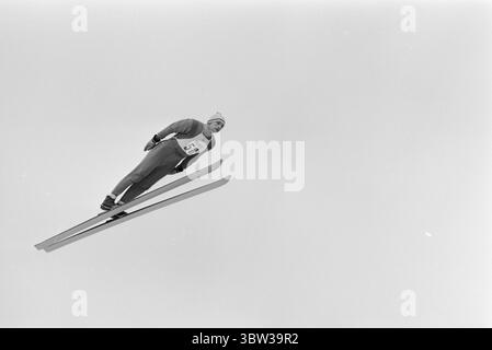 Aktuell 12 - 1 - 1970: Ausländertag. Holmenkollens spezielles Skisprungrennen war das große Finale der diesjährigen internationalen Skisaison. Der beste Norweger, Bjørn Wirkola, kam auf Rang sieben. Dann belegten wir den 10., 12. Und 14. Platz. Es war nicht gut genug. Wirkola nimmt sich einen Moment Zeit, um in diesem artikel nach Kollen nachzudenken. Er ist der Meinung, dass aktive und Leiter ein wenig Diskussion in der Kammer führen sollten.Foto: Ivar Aaserud / aktuell / NTB ***Foto ist nicht bildverarbeitet*** *Text wird automatisch übersetzt* Stockfoto