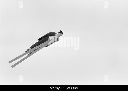 Aktuell 12 - 1 - 1970: Ausländertag. Holmenkollens spezielles Skisprungrennen war das große Finale der diesjährigen internationalen Skisaison. Der beste Norweger, Bjørn Wirkola, kam auf Rang sieben. Dann belegten wir den 10., 12. Und 14. Platz. Es war nicht gut genug. Wirkola nimmt sich einen Moment Zeit, um in diesem artikel nach Kollen nachzudenken. Er ist der Meinung, dass aktive und Leiter ein wenig Diskussion in der Kammer führen sollten.Foto: Ivar Aaserud / aktuell / NTB ***Foto ist nicht bildverarbeitet*** *Text wird automatisch übersetzt* Stockfoto