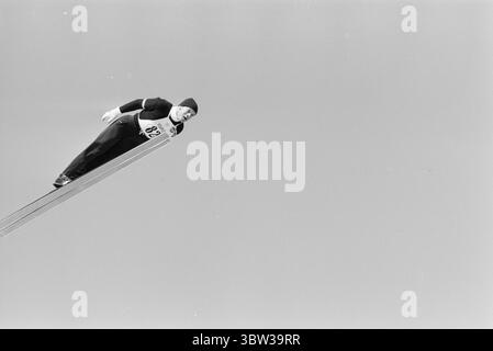 Aktuell 12 - 1 - 1970: Ausländertag. Holmenkollens spezielles Skisprungrennen war das große Finale der diesjährigen internationalen Skisaison. Der beste Norweger, Bjørn Wirkola, kam auf Rang sieben. Dann belegten wir den 10., 12. Und 14. Platz. Es war nicht gut genug. Wirkola nimmt sich einen Moment Zeit, um in diesem artikel nach Kollen nachzudenken. Er ist der Meinung, dass aktive und Leiter ein wenig Diskussion in der Kammer führen sollten.Foto: Ivar Aaserud / aktuell / NTB ***Foto ist nicht bildverarbeitet*** *Text wird automatisch übersetzt* Stockfoto