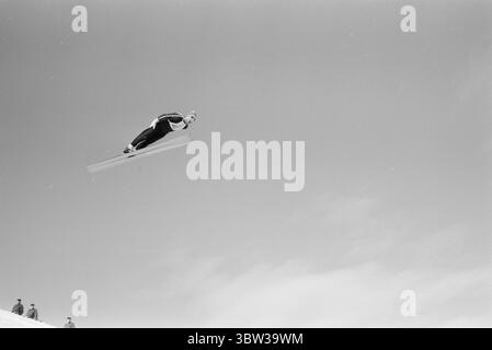 Aktuell 12 - 1 - 1970: Ausländertag. Holmenkollens spezielles Skisprungrennen war das große Finale der diesjährigen internationalen Skisaison. Der beste Norweger, Bjørn Wirkola, kam auf Rang sieben. Dann belegten wir den 10., 12. Und 14. Platz. Es war nicht gut genug. Wirkola nimmt sich einen Moment Zeit, um in diesem artikel nach Kollen nachzudenken. Er ist der Meinung, dass aktive und Leiter ein wenig Diskussion in der Kammer führen sollten.Foto: Ivar Aaserud / aktuell / NTB ***Foto ist nicht bildverarbeitet*** *Text wird automatisch übersetzt* Stockfoto