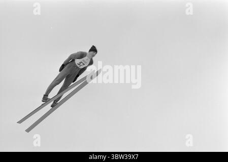 Aktuell 12 - 1 - 1970: Ausländertag. Holmenkollens spezielles Skisprungrennen war das große Finale der diesjährigen internationalen Skisaison. Der beste Norweger, Bjørn Wirkola, kam auf Rang sieben. Dann belegten wir den 10., 12. Und 14. Platz. Es war nicht gut genug. Wirkola nimmt sich einen Moment Zeit, um in diesem artikel nach Kollen nachzudenken. Er ist der Meinung, dass aktive und Leiter ein wenig Diskussion in der Kammer führen sollten.Foto: Ivar Aaserud / aktuell / NTB ***Foto ist nicht bildverarbeitet*** *Text wird automatisch übersetzt* Stockfoto