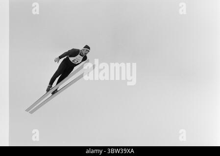 Aktuell 12 - 1 - 1970: Ausländertag. Holmenkollens spezielles Skisprungrennen war das große Finale der diesjährigen internationalen Skisaison. Der beste Norweger, Bjørn Wirkola, kam auf Rang sieben. Dann belegten wir den 10., 12. Und 14. Platz. Es war nicht gut genug. Wirkola nimmt sich einen Moment Zeit, um in diesem artikel nach Kollen nachzudenken. Er ist der Meinung, dass aktive und Leiter ein wenig Diskussion in der Kammer führen sollten.Foto: Ivar Aaserud / aktuell / NTB ***Foto ist nicht bildverarbeitet*** *Text wird automatisch übersetzt* Stockfoto