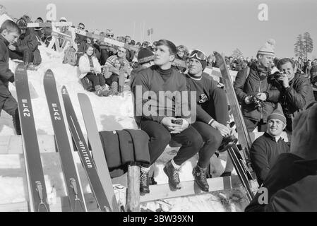 Aktuell 12 - 1 - 1970: Ausländertag. Holmenkollens spezielles Skisprungrennen war das große Finale der diesjährigen internationalen Skisaison. Der beste Norweger, Bjørn Wirkola, kam auf Rang sieben. Dann belegten wir den 10., 12. Und 14. Platz. Es war nicht gut genug. Wirkola nimmt sich einen Moment Zeit, um in diesem artikel nach Kollen nachzudenken. Er ist der Meinung, dass aktive und Leiter ein wenig Diskussion in der Kammer führen sollten.Foto: Ivar Aaserud / aktuell / NTB ***Foto ist nicht bildverarbeitet*** *Text wird automatisch übersetzt* Stockfoto