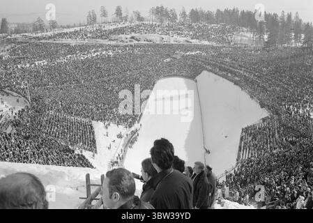 Aktuell 12 - 1 - 1970: Ausländertag. Holmenkollens spezielles Skisprungrennen war das große Finale der diesjährigen internationalen Skisaison. Der beste Norweger, Bjørn Wirkola, kam auf Rang sieben. Dann belegten wir den 10., 12. Und 14. Platz. Es war nicht gut genug. Wirkola nimmt sich einen Moment Zeit, um in diesem artikel nach Kollen nachzudenken. Er ist der Meinung, dass aktive und Leiter ein wenig Diskussion in der Kammer führen sollten.Foto: Ivar Aaserud / aktuell / NTB ***Foto ist nicht bildverarbeitet*** *Text wird automatisch übersetzt* Stockfoto