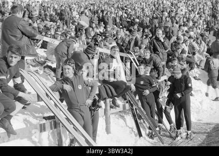 Aktuell 12 - 1 - 1970: Ausländertag. Holmenkollens spezielles Skisprungrennen war das große Finale der diesjährigen internationalen Skisaison. Der beste Norweger, Bjørn Wirkola, kam auf Rang sieben. Dann belegten wir den 10., 12. Und 14. Platz. Es war nicht gut genug. Wirkola nimmt sich einen Moment Zeit, um in diesem artikel nach Kollen nachzudenken. Er ist der Meinung, dass aktive und Leiter ein wenig Diskussion in der Kammer führen sollten.Foto: Ivar Aaserud / aktuell / NTB ***Foto ist nicht bildverarbeitet*** *Text wird automatisch übersetzt* Stockfoto