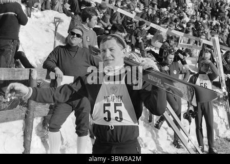 Aktuell 12 - 1 - 1970: Ausländertag. Holmenkollens spezielles Skisprungrennen war das große Finale der diesjährigen internationalen Skisaison. Der beste Norweger, Bjørn Wirkola, kam auf Rang sieben. Dann belegten wir den 10., 12. Und 14. Platz. Es war nicht gut genug. Wirkola nimmt sich einen Moment Zeit, um in diesem artikel nach Kollen nachzudenken. Er ist der Ansicht, dass aktive und führende Politiker ein wenig im Plenum diskutieren sollten. Terje Gulbrandsen. Foto: Ivar Aaserud / aktuell / NTB ***Foto wird nicht verarbeitet*** *Text wird automatisch übersetzt* Stockfoto
