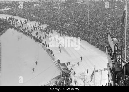 Aktuell 12 - 1 - 1970: Ausländertag. Holmenkollens spezielles Skisprungrennen war das große Finale der diesjährigen internationalen Skisaison. Der beste Norweger, Bjørn Wirkola, kam auf Rang sieben. Dann belegten wir den 10., 12. Und 14. Platz. Es war nicht gut genug. Wirkola nimmt sich einen Moment Zeit, um in diesem artikel nach Kollen nachzudenken. Er ist der Meinung, dass aktive und Leiter ein wenig Diskussion in der Kammer führen sollten.Foto: Ivar Aaserud / aktuell / NTB ***Foto ist nicht bildverarbeitet*** *Text wird automatisch übersetzt* Stockfoto