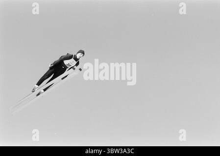 Aktuell 12 - 1 - 1970: Ausländertag. Holmenkollens spezielles Skisprungrennen war das große Finale der diesjährigen internationalen Skisaison. Der beste Norweger, Bjørn Wirkola, kam auf Rang sieben. Dann belegten wir den 10., 12. Und 14. Platz. Es war nicht gut genug. Wirkola nimmt sich einen Moment Zeit, um in diesem artikel nach Kollen nachzudenken. Er ist der Meinung, dass aktive und Leiter ein wenig Diskussion in der Kammer führen sollten.Foto: Ivar Aaserud / aktuell / NTB ***Foto ist nicht bildverarbeitet*** *Text wird automatisch übersetzt* Stockfoto