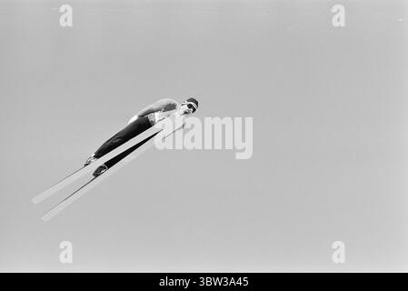 Aktuell 12 - 1 - 1970: Ausländertag. Holmenkollens spezielles Skisprungrennen war das große Finale der diesjährigen internationalen Skisaison. Der beste Norweger, Bjørn Wirkola, kam auf Rang sieben. Dann belegten wir den 10., 12. Und 14. Platz. Es war nicht gut genug. Wirkola nimmt sich einen Moment Zeit, um in diesem artikel nach Kollen nachzudenken. Er ist der Meinung, dass aktive und Leiter ein wenig Diskussion in der Kammer führen sollten.Foto: Ivar Aaserud / aktuell / NTB ***Foto ist nicht bildverarbeitet*** *Text wird automatisch übersetzt* Stockfoto