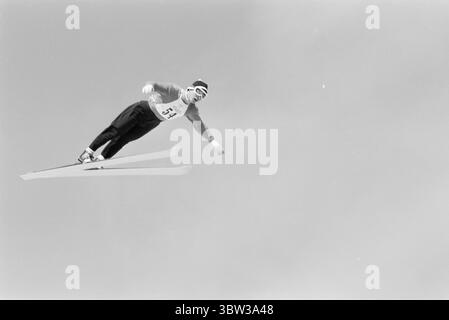 Aktuell 12 - 1 - 1970: Ausländertag. Holmenkollens spezielles Skisprungrennen war das große Finale der diesjährigen internationalen Skisaison. Der beste Norweger, Bjørn Wirkola, kam auf Rang sieben. Dann belegten wir den 10., 12. Und 14. Platz. Es war nicht gut genug. Wirkola nimmt sich einen Moment Zeit, um in diesem artikel nach Kollen nachzudenken. Er ist der Meinung, dass aktive und Leiter ein wenig Diskussion in der Kammer führen sollten.Foto: Ivar Aaserud / aktuell / NTB ***Foto ist nicht bildverarbeitet*** *Text wird automatisch übersetzt* Stockfoto