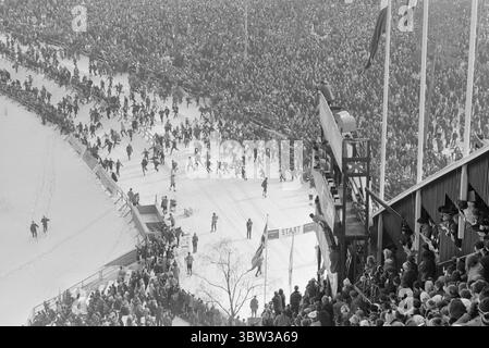 Aktuell 12 - 1 - 1970: Ausländertag. Holmenkollens spezielles Skisprungrennen war das große Finale der diesjährigen internationalen Skisaison. Der beste Norweger, Bjørn Wirkola, kam auf Rang sieben. Dann belegten wir den 10., 12. Und 14. Platz. Es war nicht gut genug. Wirkola nimmt sich einen Moment Zeit, um in diesem artikel nach Kollen nachzudenken. Er ist der Meinung, dass aktive und Leiter ein wenig Diskussion in der Kammer führen sollten.Foto: Ivar Aaserud / aktuell / NTB ***Foto ist nicht bildverarbeitet*** *Text wird automatisch übersetzt* Stockfoto