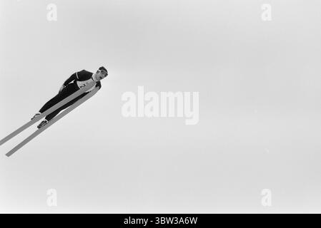 Aktuell 12 - 1 - 1970: Ausländertag. Holmenkollens spezielles Skisprungrennen war das große Finale der diesjährigen internationalen Skisaison. Der beste Norweger, Bjørn Wirkola, kam auf Rang sieben. Dann belegten wir den 10., 12. Und 14. Platz. Es war nicht gut genug. Wirkola nimmt sich einen Moment Zeit, um in diesem artikel nach Kollen nachzudenken. Er ist der Meinung, dass aktive und Leiter ein wenig Diskussion in der Kammer führen sollten.Foto: Ivar Aaserud / aktuell / NTB ***Foto ist nicht bildverarbeitet*** *Text wird automatisch übersetzt* Stockfoto