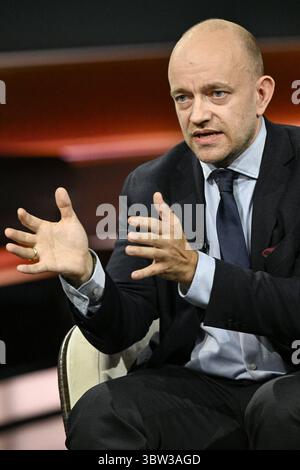 Marc Felix Serrao Journalist 07/25 ihr Marc Felix Serrao am 15. Juli 2025 in Markus Lanz TV Fernsehen Talkshow Talkshow Talkshow Deutschland deutsch deutscher Mann Journalismus Autor Chefredakteur neue Zürcher Zeitung in Deutschland NZZ deutscher Journalismus Autor hoch halb sitzend sprechend gestikuliert *** Marc Felix Serrao Journalist 07 25 ihr Marc Felix Serrao am 15. Juli, 2025 in Markus Lanz TV-Talkshow Talkshow Deutschland deutscher Mann Journalismus Autor Redakteur Chefredakteur neue Zürcher Zeitung in Deutschland NZZ deutscher Journalismus Autor Autor High Halb Sitting Talking gesticul Stockfoto