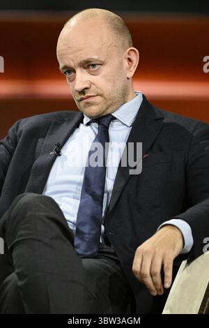 Marc Felix Serrao Journalist 07/25 ihr Marc Felix Serrao am 15. Juli 2025 in Markus Lanz TV Fernsehen Talkshow Talkshow Talkshow Deutschland deutsch deutscher Mann Journalismus Autor Chefredakteur neue Zürcher Zeitung in Deutschland NZZ deutscher Journalismus Autor hoch halb sitzend neutral *** Marc Felix Serrao Journalist 07 25 ihr Marc Felix Serrao am 15. Juli 2025 in Markus Lanz TV Talkshow Talkshow Talkshow Show Deutschland deutscher Mann Journalismus Autor Chefredakteur neue Zürcher Zeitung in Deutschland Chefredakteur neue Zürcher Zeitung in Deutschland Stockfoto