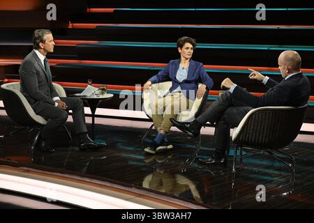 Talkrunde bei Markus Lanz , ZDF 07/25 her Markus Lanz, Anna Lehmann und Marc Felix Serrao v.li. Am 15. Juli 2025 in Markus Lanz TV Fernsehen Talkshow Talkshow Talkshow Deutschland deutsch deutsche Frau deutscher Mann Journalistin Autorin taz NZZ Chefredakteur neue Zürcher Zeitung in Deutschland Mann Italien Italienisch Italienisch Italienisch-deutscher Moderator Fotografie Fotograf Journalist Journalismus Journalistin Journalistin Journalistin Autorin Autorin Gastgeberin deutsch-italienisch Moderatorin Fotografin quer ganz freistellbar sitzend sprechend gestikuliert *** Talkrunde zu Markus Lanz , ZDF 07 Stockfoto