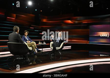 Talkrunde bei Markus Lanz , ZDF 07/25 her Markus Lanz, Anna Lehmann und Marc Felix Serrao v.li. Am 15. Juli 2025 in Markus Lanz TV Fernsehen Talkshow Talkshow Talkshow Deutschland deutsch deutsche Frau deutscher Mann Journalistin Autorin taz NZZ Chefredakteur neue Zürcher Zeitung in Deutschland Mann Italien Italienisch Italienisch Italienisch-deutscher Moderator Fotografie Fotograf Journalist Journalismus Journalistin Journalistin Journalistin Autorin Autorin Gastgeberin deutsch-italienisch Moderatorin Fotografin quer ganz freistellbar sitzend sprechend gestikuliert *** Talkrunde zu Markus Lanz , ZDF 07 Stockfoto