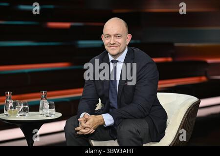 Marc Felix Serrao Journalist 07/25 ihr Marc Felix Serrao am 15. Juli 2025 in Markus Lanz TV Fernsehen Talkshow Talkshow Talkshow Deutschland deutsch deutscher Mann Journalismus Autor Chefredakteur neue Zürcher Zeitung in Deutschland NZZ deutscher Journalismus Autor quer halb sitzend lächelnd *** Marc Felix Serrao Journalist 07 25 ihr Marc Felix Serrao am 15. Juli 2025 in Markus Lanz TV-Talkshow Talkshow Deutschland deutscher Mann Journalismus Autor Chefredakteur neue Zürcher Zeitung Autor Chefredakteur neue Zürcher Zeitung in Deutschland Chefredakteur halb sitzend Autor in Deutschland Stockfoto