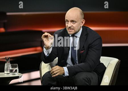 Marc Felix Serrao Journalist 07/25 ihr Marc Felix Serrao am 15. Juli 2025 in Markus Lanz TV Fernsehen Talkshow Talkshow Talkshow Deutschland deutsch deutscher Mann Journalismus Autor Chefredakteur neue Zürcher Zeitung in Deutschland NZZ deutscher Journalismus Autor quer halb sitzend sprechend gestikuliert *** Marc Felix Serrao Journalist 07 25 ihr Marc Felix Serrao am 15. Juli 2025 in Markus Lanz TV-Talkshow Talkshow Deutschland deutscher Mann Journalismus Autor Chefredakteur neue Zürcher Zeitung in Deutschland Stockfoto