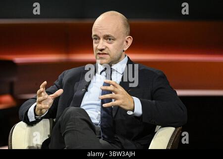 Marc Felix Serrao Journalist 07/25 ihr Marc Felix Serrao am 15. Juli 2025 in Markus Lanz TV Fernsehen Talkshow Talkshow Talkshow Deutschland deutsch deutscher Mann Journalismus Autor Chefredakteur neue Zürcher Zeitung in Deutschland NZZ deutscher Journalismus Autor quer halb sitzend sprechend gestikuliert *** Marc Felix Serrao Journalist 07 25 ihr Marc Felix Serrao am 15. Juli 2025 in Markus Lanz TV-Talkshow Talkshow Deutschland deutscher Mann Journalismus Autor Chefredakteur neue Zürcher Zeitung in Deutschland Stockfoto