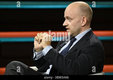 Marc Felix Serrao Journalist 07/25 ihr Marc Felix Serrao am 15. Juli 2025 in Markus Lanz TV Fernsehen Talkshow Talkshow Talkshow Deutschland deutsch deutscher Mann Journalismus Autor Chefredakteur neue Zürcher Zeitung in Deutschland NZZ deutscher Journalismus Autor quer halb sitzend sprechend gestikuliert Profil *** Marc Felix Serrao Journalist 07 25 ihr Marc Felix Serrao am 15. Juli 2025 in Markus Lanz TV Talkshow Talk Show Deutschland deutscher Mann Journalismus Autor Chefredakteur neue Zürcher Zeitung in Deutschland Stockfoto