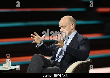 Marc Felix Serrao Journalist 07/25 ihr Marc Felix Serrao am 15. Juli 2025 in Markus Lanz TV Fernsehen Talkshow Talkshow Talkshow Deutschland deutsch deutscher Mann Journalismus Autor Chefredakteur neue Zürcher Zeitung in Deutschland NZZ deutscher Journalismus Autor quer halb sitzend sprechend gestikuliert *** Marc Felix Serrao Journalist 07 25 ihr Marc Felix Serrao am 15. Juli 2025 in Markus Lanz TV-Talkshow Talkshow Deutschland deutscher Mann Journalismus Autor Chefredakteur neue Zürcher Zeitung in Deutschland Stockfoto