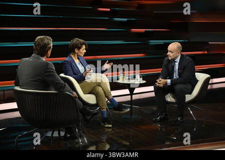 Talkrunde bei Markus Lanz , ZDF 07/25 her Markus Lanz, Anna Lehmann und Marc Felix Serrao v.li. Am 15. Juli 2025 in Markus Lanz TV Fernsehen Talkshow Talkshow Talkshow Deutschland deutsch deutsche Frau deutscher Mann Journalistin Autorin taz NZZ Chefredakteur neue Zürcher Zeitung in Deutschland Mann Italien Italienisch Italienisch Italienisch-deutscher Moderator Fotografie Fotograf Journalist Journalismus Journalistin Journalistin Journalistin Autorin Autorin Gastgeberin deutsch-italienisch Moderatorin Fotografin quer ganz freistellbar sitzend sprechend gestikuliert *** Talkrunde zu Markus Lanz , ZDF 07 Stockfoto