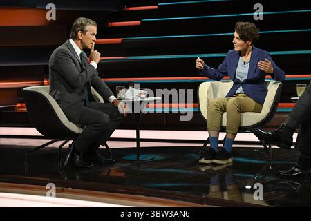Markus Lanz mit Anna Lehmann 07/25 ihr Markus Lanz und Anna Lehmann am 15. Juli 2025 in Markus Lanz TV Fernsehen Talkshow Talkshow Talkshow Deutschland deutsch deutsche Frau Journalistin Autorin taz Mann Italien italienisch italienisch-deutscher Moderator Fotografie Fotograf Journalist Journalismus Journalistin Journalistin Journalistin Autorin Autorin Moderatorin deutsch-italienischer Moderatorin Fotografin quer ganz freistellbar sitzend sprechend gestikuliert *** Markus Lanz mit Anna Lehmann 07 25 ihr Markus Lanz und Anna Lehmann am 15. Juli 2025 in Markus Lanz TV Talkshow Stockfoto