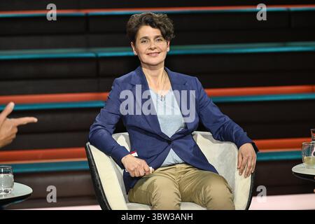 Anna Lehmann Journalistin 07/25 Anna Lehmann am 15. Juli 2025 in Markus Lanz TV Fernsehen Talkshow Talkshow Deutschland deutsch deutsche Frau Journalismus Autorin taz Journalistin Autorin quer halb sitzend lächelnd *** Anna Lehmann Journalistin 07 25 ihre Anna Lehmann am 15. Juli 2025 in Markus Lanz TV TV Talkshow Talkshow Deutschland deutsche Journalistin Autorin taz deutsche Journalistin Journalistin Autorin Schriftstellerin Cross halb sitzend lächelnd Stockfoto