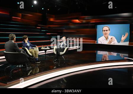 Talkrunde bei Markus Lanz , ZDF 07/25 her Markus Lanz, Anna Lehmann und Marc Felix Serrao v.li. Am 15. Juli 2025 in Markus Lanz TV Fernsehen Talkshow Talkshow Talkshow Deutschland deutsch deutsche Frau deutscher Mann Journalistin Autorin taz NZZ Chefredakteur neue Zürcher Zeitung in Deutschland Mann Italien Italienisch Italienisch Italienisch-deutscher Moderator Fotografie Fotograf Journalistin Journalismus Journalistin Journalistin Journalistin Autorin Autorin Moderatorin deutsch-italienisch Moderatorin Fotografin quer ganz freistellbar sitzend sprechend gestikuliert auf Monitor Bildschirm: Frauke Brosius Stockfoto