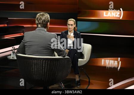 Markus Lanz mit Prof. Frauke Brosius-Gersdorf 07/25 ihr Markus Lanz und Prof. Frauke Brosius-Gersdorf am 15. Juli 2025 in Markus Lanz TV Fernsehen Talkshow Talkshow Talkshow Deutschland deutsch deutsche Frau Schriftstellerin Literatur Juristin Autorin Verfassungsrechtlerin Professorin Mann Italien italienisch italienisch-deutscher Moderator Fotografie Fotograf Journalistin Journalistin Journalistin Journalistin Journalistin Journalistin Journalistin Journalistin Journalistin Autorin Autorin Gastgeberin deutsch-italienischer Moderatorin Fotografin quer ganz halb sitzend sprechend gestikuliert *** Markus Lanz mit Prof Frauke Brosi Stockfoto