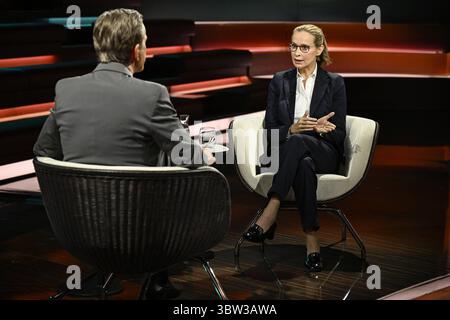 Markus Lanz mit Prof. Frauke Brosius-Gersdorf 07/25 ihr Markus Lanz und Prof. Frauke Brosius-Gersdorf am 15. Juli 2025 in Markus Lanz TV Fernsehen Talkshow Talkshow Talkshow Deutschland deutsch deutsche Frau Schriftstellerin Literatur Juristin Autorin Verfassungsrechtlerin Professorin Mann Italien italienisch italienisch-deutscher Moderator Fotografie Fotograf Journalistin Journalistin Journalistin Journalistin Journalistin Journalistin Journalistin Journalistin Journalistin Autorin Autorin Gastgeberin deutsch-italienischer Moderatorin Fotografin quer ganz halb sitzend sprechend gestikuliert *** Markus Lanz mit Prof Frauke Brosi Stockfoto
