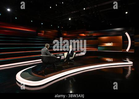 Markus Lanz mit Prof. Frauke Brosius-Gersdorf 07/25 ihr Markus Lanz und Prof. Frauke Brosius-Gersdorf am 15. Juli 2025 in Markus Lanz TV Fernsehen Talkshow Talkshow Talkshow Deutschland deutsch deutsche Frau Schriftstellerin Literatur Juristin Autorin Verfassungsrechtlerin Professorin Mann Italien italienisch italienisch-deutscher Moderator Fotografie Fotograf Journalistin Journalistin Journalistin Journalistin Journalistin Journalistin Journalistin Journalistin Journalistin Journalistin Autorin Autorin Autorin Gastmoderatorin deutsch-italienischer Moderatorin Fotografin Fotografin quer ganz freistellbar sitzend sprechend gestikuliert *** Markus Lanz mit Prof Frau Stockfoto