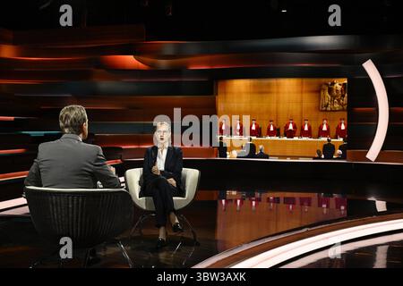 Markus Lanz mit Prof. Frauke Brosius-Gersdorf 07/25 ihr Markus Lanz und Prof. Frauke Brosius-Gersdorf am 15. Juli 2025 in Markus Lanz TV Fernsehen Talkshow Talkshow Talkshow Deutschland deutsch deutsche Frau Schriftstellerin Literatur Juristin Autorin Verfassungsrechtlerin Professorin Verfassungsgericht Gericht Richter Mann Italien Italienisch Italienisch Italienisch-deutscher Moderator Fotografie Fotograf Journalistin Journalistin Journalistin Journalistin Journalistin Autorin Autorin Gastgeberin deutsch-italienisch Moderatorin Fotografin quer ganz freistellbar sitzend sprechend gestikulie Stockfoto