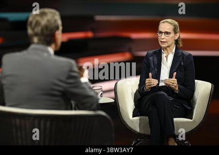 Markus Lanz mit Prof. Frauke Brosius-Gersdorf 07/25 ihr Markus Lanz und Prof. Frauke Brosius-Gersdorf am 15. Juli 2025 in Markus Lanz TV Fernsehen Talkshow Talkshow Talkshow Deutschland deutsch deutsche Frau Schriftstellerin Literatur Juristin Autorin Verfassungsrechtlerin Professorin Mann Italien italienisch italienisch-deutscher Moderator Fotografie Fotograf Journalistin Journalistin Journalistin Journalistin Journalistin Journalistin Journalistin Journalistin Journalistin Autorin Autorin Moderatorin deutsch-italienischer Moderatorin Fotografin quer halb sitzend sprechend gestikuliert *** Markus Lanz mit Prof Frauke Brosius GE Stockfoto