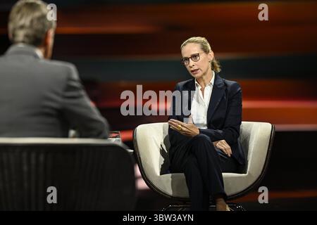 Markus Lanz mit Prof. Frauke Brosius-Gersdorf 07/25 ihr Markus Lanz und Prof. Frauke Brosius-Gersdorf am 15. Juli 2025 in Markus Lanz TV Fernsehen Talkshow Talkshow Talkshow Deutschland deutsch deutsche Frau Schriftstellerin Literatur Juristin Autorin Verfassungsrechtlerin Professorin Mann Italien italienisch italienisch-deutscher Moderator Fotografie Fotograf Journalistin Journalistin Journalistin Journalistin Journalistin Journalistin Journalistin Journalistin Journalistin Autorin Autorin Moderatorin deutsch-italienischer Moderatorin Fotografin quer halb sitzend sprechend gestikuliert *** Markus Lanz mit Prof Frauke Brosius GE Stockfoto