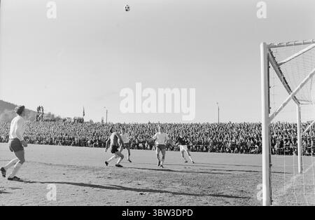 Aktuell 41 - 2 - 1969: SIF/Ham-kam gegen das Halbfinale im Cup zwischen Strømsgodset und Ham-kam endete mit 0:0 im Marienlyst-Stadion in Drammen. Es wird also ein Rematch geben. Es wird in Hamar gespielt. Foto: Ivar Aaserud / aktuell / NTB ***FOTO NICHT VERARBEITET*** *Text wird automatisch übersetzt* Stockfoto