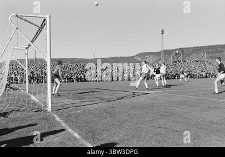 Aktuell 41 - 2 - 1969: SIF/Ham-kam gegen das Halbfinale im Cup zwischen Strømsgodset und Ham-kam endete mit 0:0 im Marienlyst-Stadion in Drammen. Es wird also ein Rematch geben. Es wird in Hamar gespielt. Foto: Ivar Aaserud / aktuell / NTB ***FOTO NICHT VERARBEITET*** *Text wird automatisch übersetzt* Stockfoto