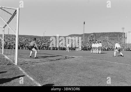 Aktuell 41 - 2 - 1969: SIF/Ham-kam gegen das Halbfinale im Cup zwischen Strømsgodset und Ham-kam endete mit 0:0 im Marienlyst-Stadion in Drammen. Es wird also ein Rematch geben. Es wird in Hamar gespielt. Foto: Ivar Aaserud / aktuell / NTB ***FOTO NICHT VERARBEITET*** *Text wird automatisch übersetzt* Stockfoto