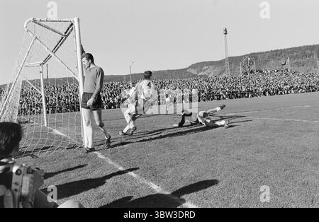 Aktuell 41 - 2 - 1969: SIF/Ham-kam gegen das Halbfinale im Cup zwischen Strømsgodset und Ham-kam endete mit 0:0 im Marienlyst-Stadion in Drammen. Es wird also ein Rematch geben. Es wird in Hamar gespielt. Foto: Ivar Aaserud / aktuell / NTB ***FOTO NICHT VERARBEITET*** *Text wird automatisch übersetzt* Stockfoto