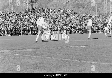 Aktuell 41 - 2 - 1969: SIF/Ham-kam gegen das Halbfinale im Cup zwischen Strømsgodset und Ham-kam endete mit 0:0 im Marienlyst-Stadion in Drammen. Es wird also ein Rematch geben. Es wird in Hamar gespielt. Foto: Ivar Aaserud / aktuell / NTB ***FOTO NICHT VERARBEITET*** *Text wird automatisch übersetzt* Stockfoto