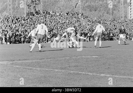 Aktuell 41 - 2 - 1969: SIF/Ham-kam gegen das Halbfinale im Cup zwischen Strømsgodset und Ham-kam endete mit 0:0 im Marienlyst-Stadion in Drammen. Es wird also ein Rematch geben. Es wird in Hamar gespielt. Foto: Ivar Aaserud / aktuell / NTB ***FOTO NICHT VERARBEITET*** *Text wird automatisch übersetzt* Stockfoto