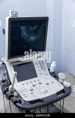 Fortschrittliches Ultraschallgerät mit Bedienfeld und Monitor zur Anzeige des Diagnosebildes im medizinischen Untersuchungsraum Stockfoto