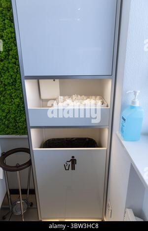 Moderne Abfallentsorgungseinheit mit recycelbaren und nicht recycelbaren Abfallbehältern sowie Handdesinfektionsmittel zur Aufrechterhaltung der Sauberkeit in Arbeitsräumen oder Stockfoto