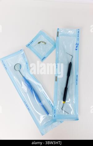 Zahnärztliche Werkzeuge: Hygienisch verpackte Instrumente für die Mundpflege und Eingriffe in einer klinischen Umgebung, die für Patienten und Zahnpflege bereit ist Stockfoto