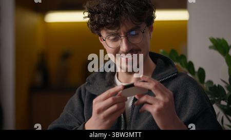 Glücklicher kaukasischer Mann Hipster-Käufer mit Kreditkarte online bargeldlose Zahlung Kredit Internet zufriedener Kunde Tippen männlich Eingabe Daten Laptop at Stockfoto