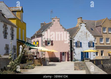 Farbenfrohe Hausfassaden am „Quai des Francois libres“ oder „Quai Sud“ in Île de sein in der Bretagne, Frankreich. Stockfoto