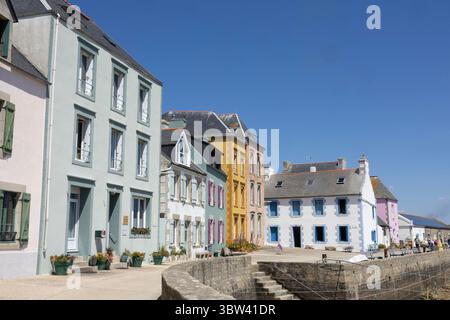 Farbenfrohe Hausfassaden am „Quai des Francois libres“ oder „Quai Sud“ in Île de sein in der Bretagne, Frankreich. Stockfoto